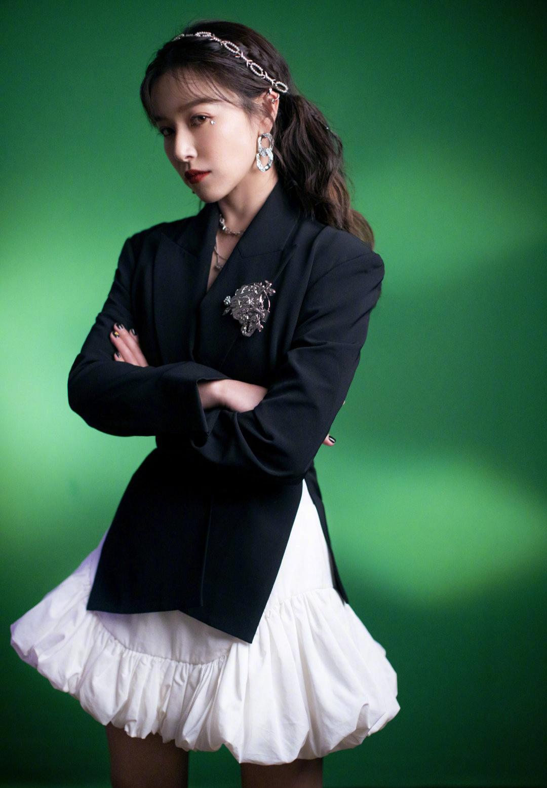 阚清子追哥决赛大跳魔性舞西装配白裙精致美艳甜美又飒爽