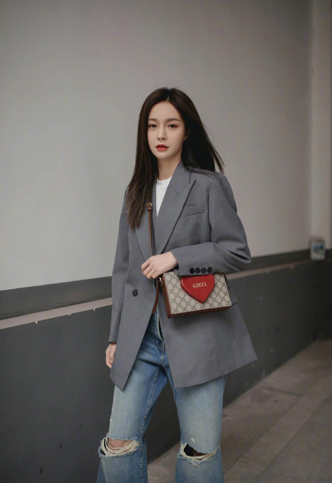 沈梦辰越来越会穿了,粉色西装配牛仔短裤实力秀长腿,少女感满满