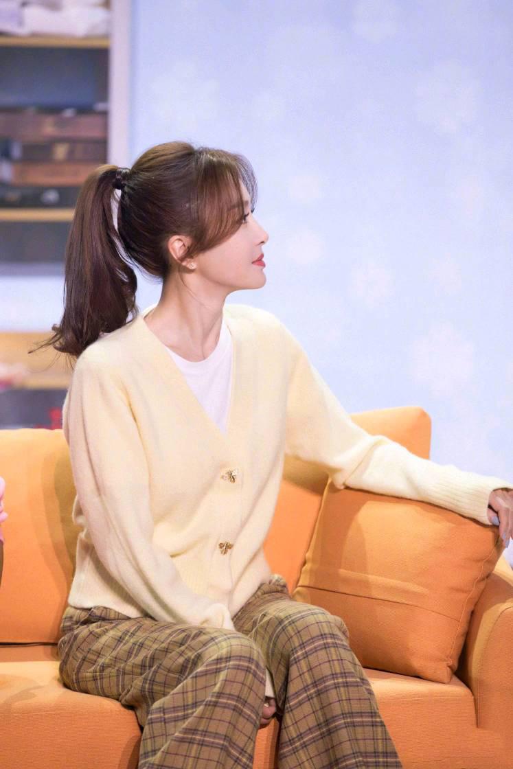 41岁秦岚三亚街头秀靓照私服背影少女感十足娇小身材让人羡慕