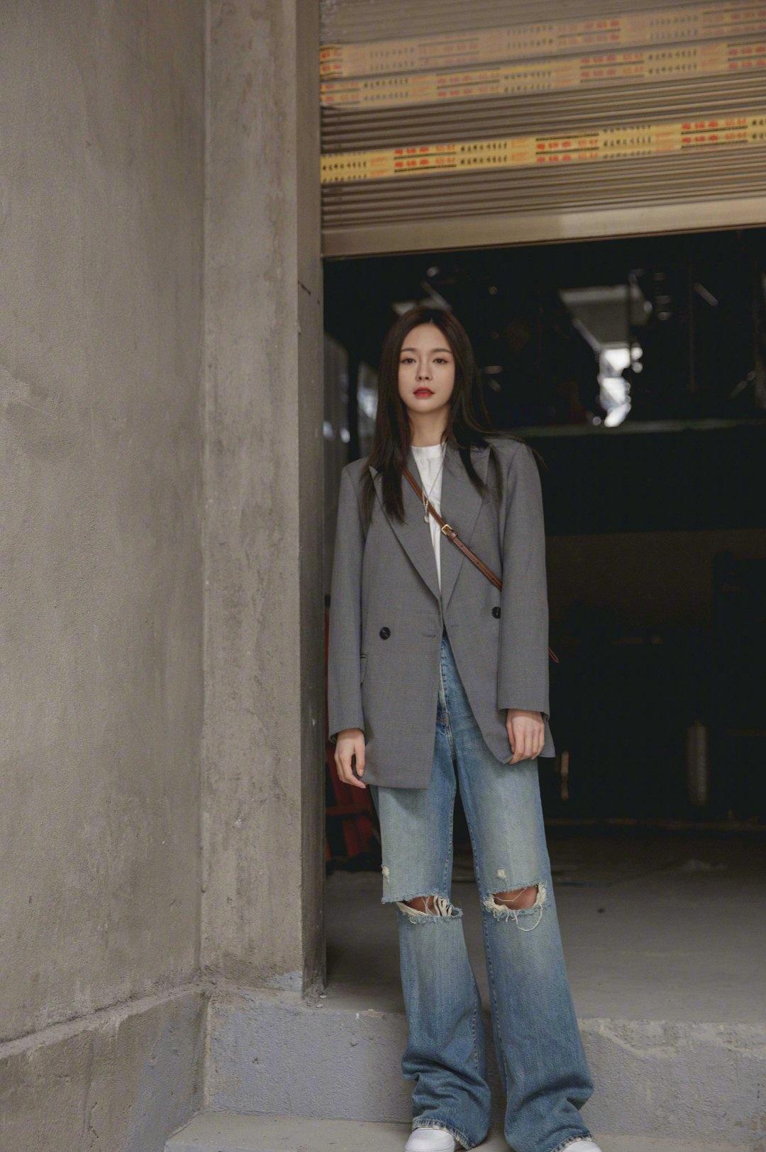 沈梦辰越来越会穿了,粉色西装配牛仔短裤实力秀长腿,少女感满满