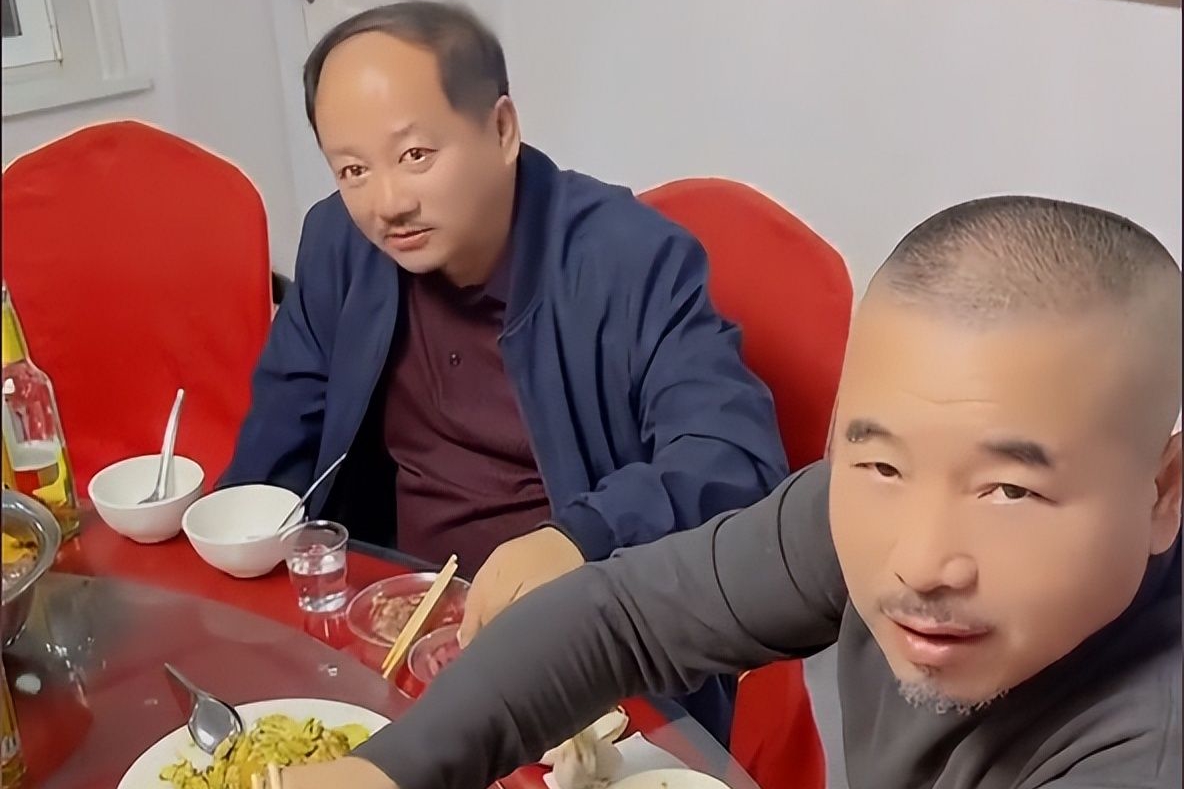 王小利胡子花白,唐鉴军头发稀疏眯眼瞅人