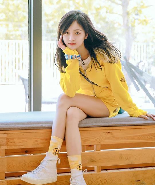 吴宣仪舞台造型亮眼睛,红衣黑裙小秀大长腿,精致妆容时髦又洋气