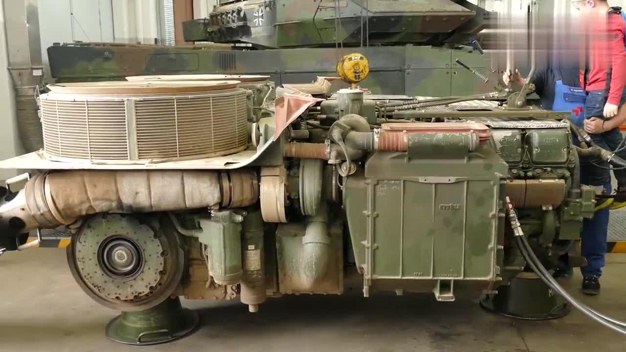 小朋友体验豹2坦克发动机试车