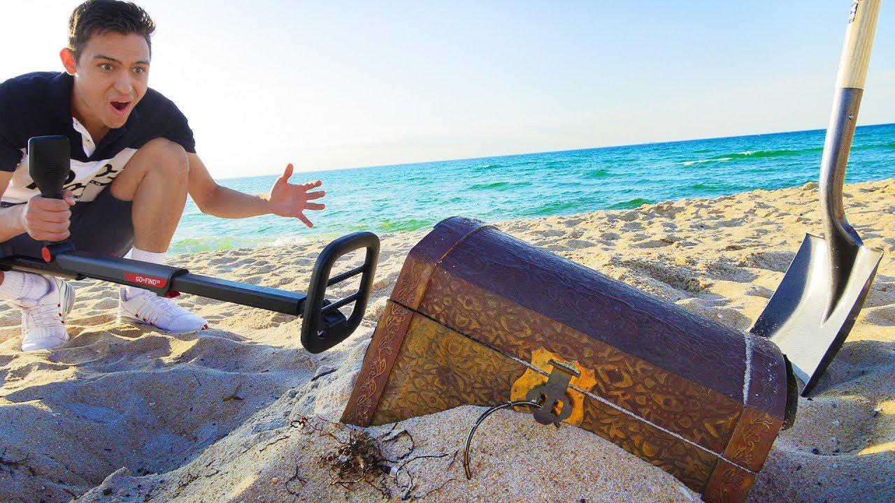 一群熊孩子海边寻宝,在沙滩挖出"神秘宝箱",这下可赚大了!