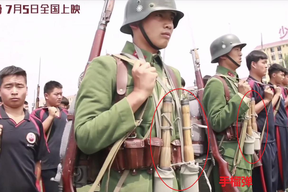 正确带弹方式,很多电视剧都演错了,唯有电影《八佰》演对了|八佰|电视剧|士兵_新浪新闻
