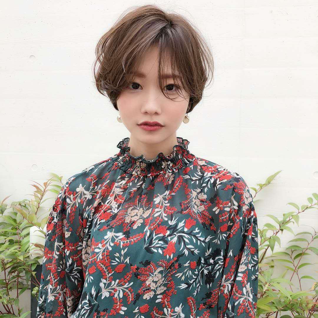 发量少,发质细软容易油的小圆脸女生,适合什么样的短发?