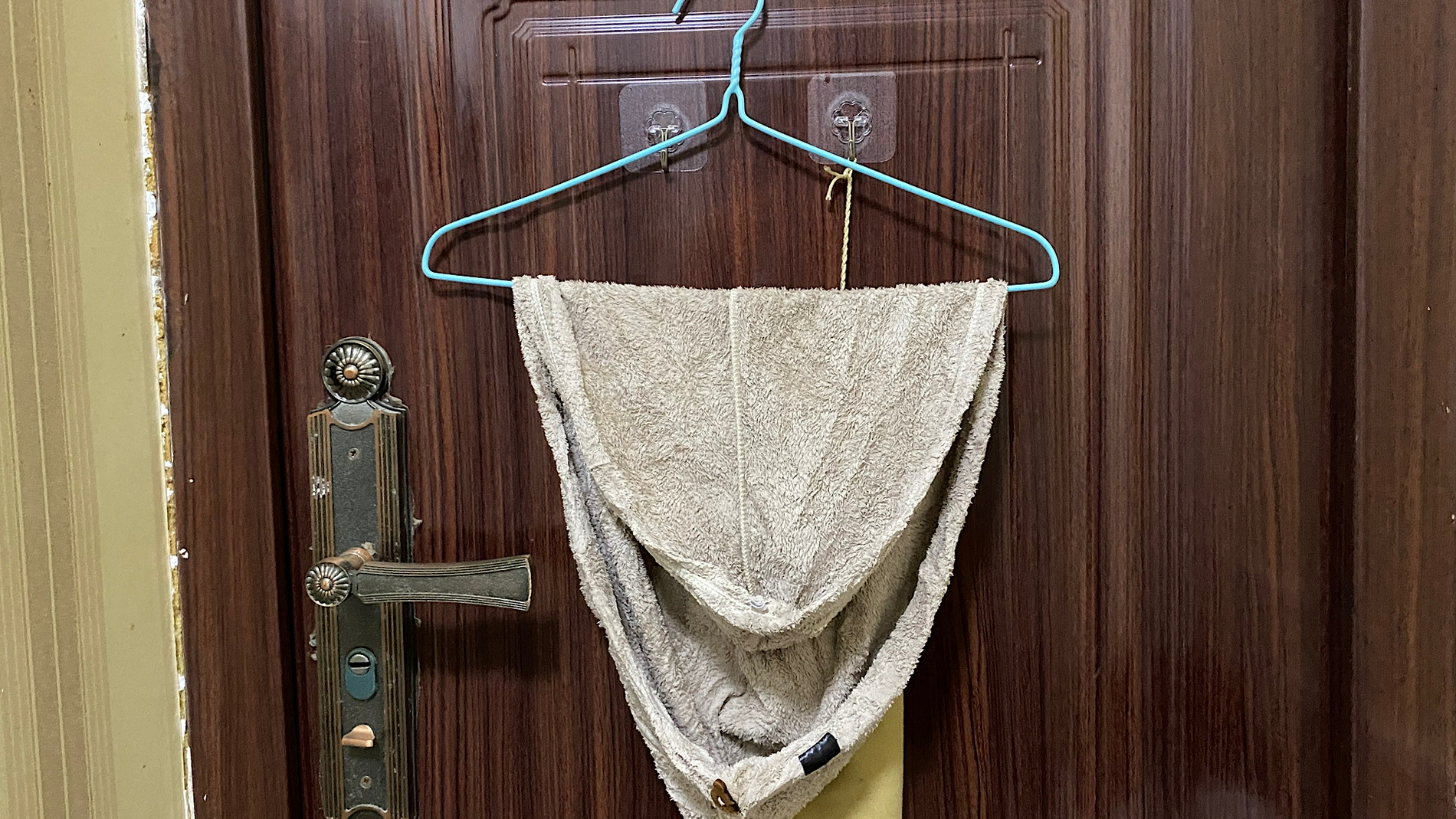 晚上睡觉前切记在门上挂一条毛巾原来大有作用早知道就好了