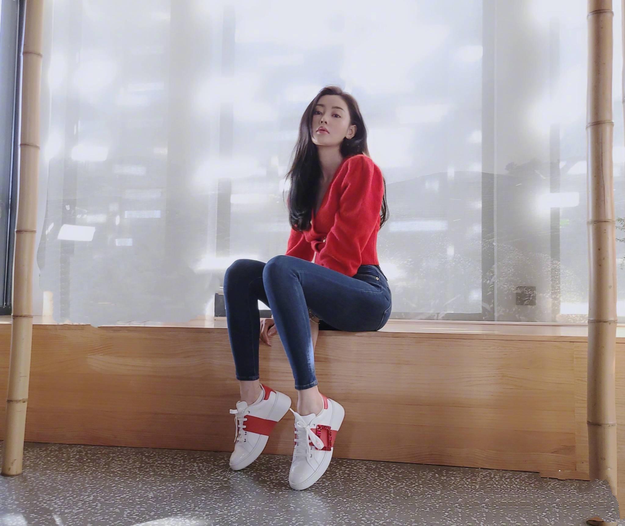 张天爱隧道里拍大片,身穿黑色连衣裙精致又高级,大长腿十分抢镜