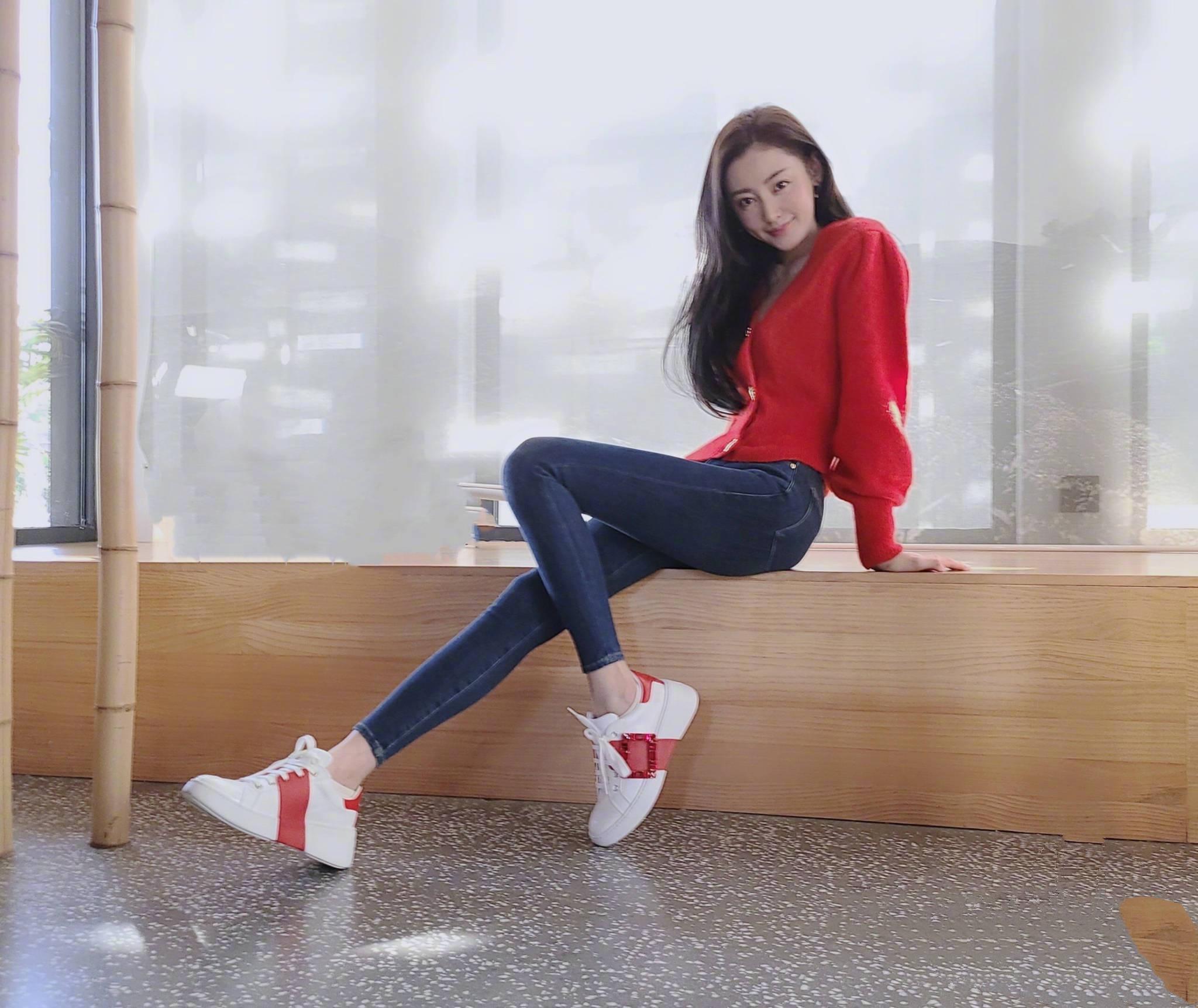 张天爱隧道里拍大片,身穿黑色连衣裙精致又高级,大长腿十分抢镜