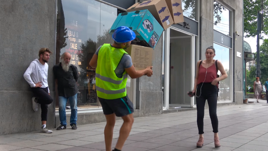 国外恶搞:街头恶搞美女,美女的一个动作把旁边人乐坏了