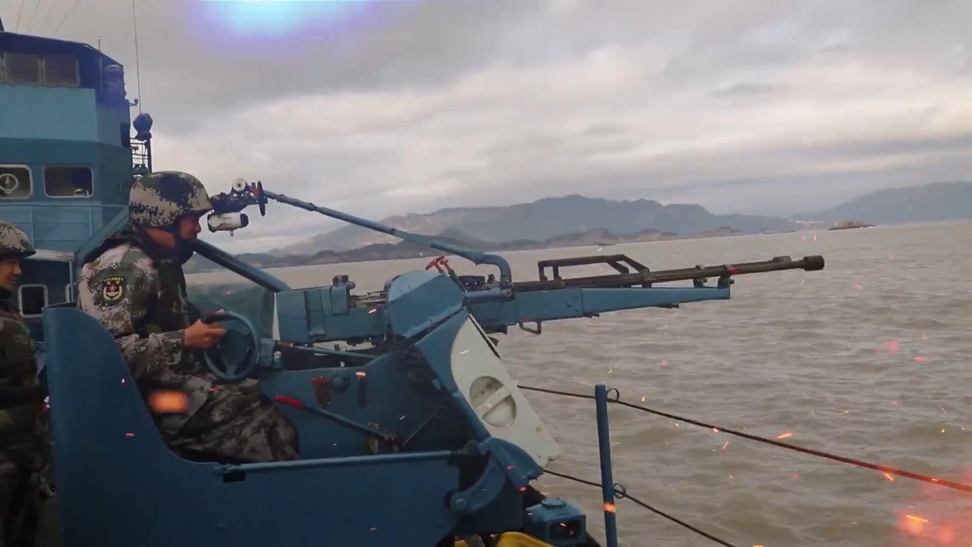 陆军海防某旅船艇大队,进行实弹射击演练,开火画面超震撼!