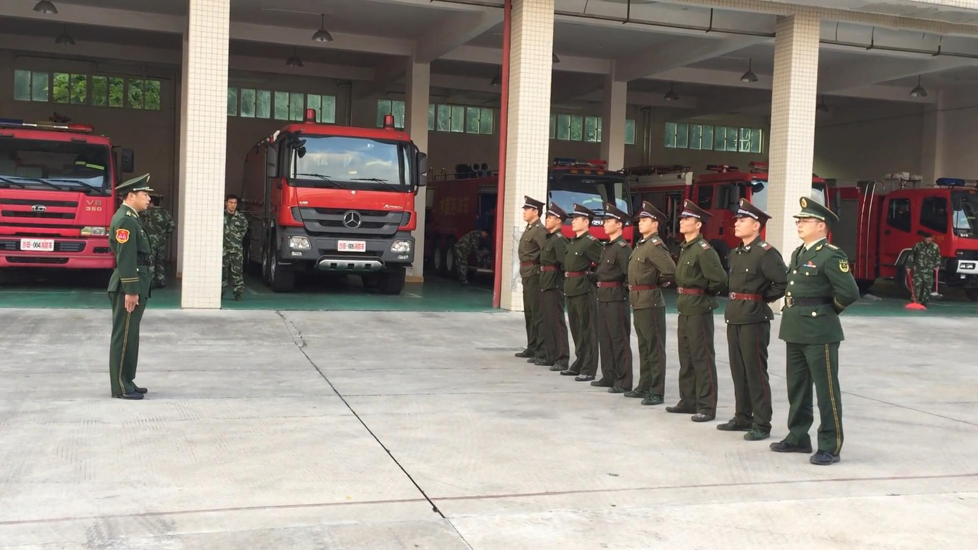 前武警消防部队官兵,进行队列训练的镜头,最喜欢的题材之一!