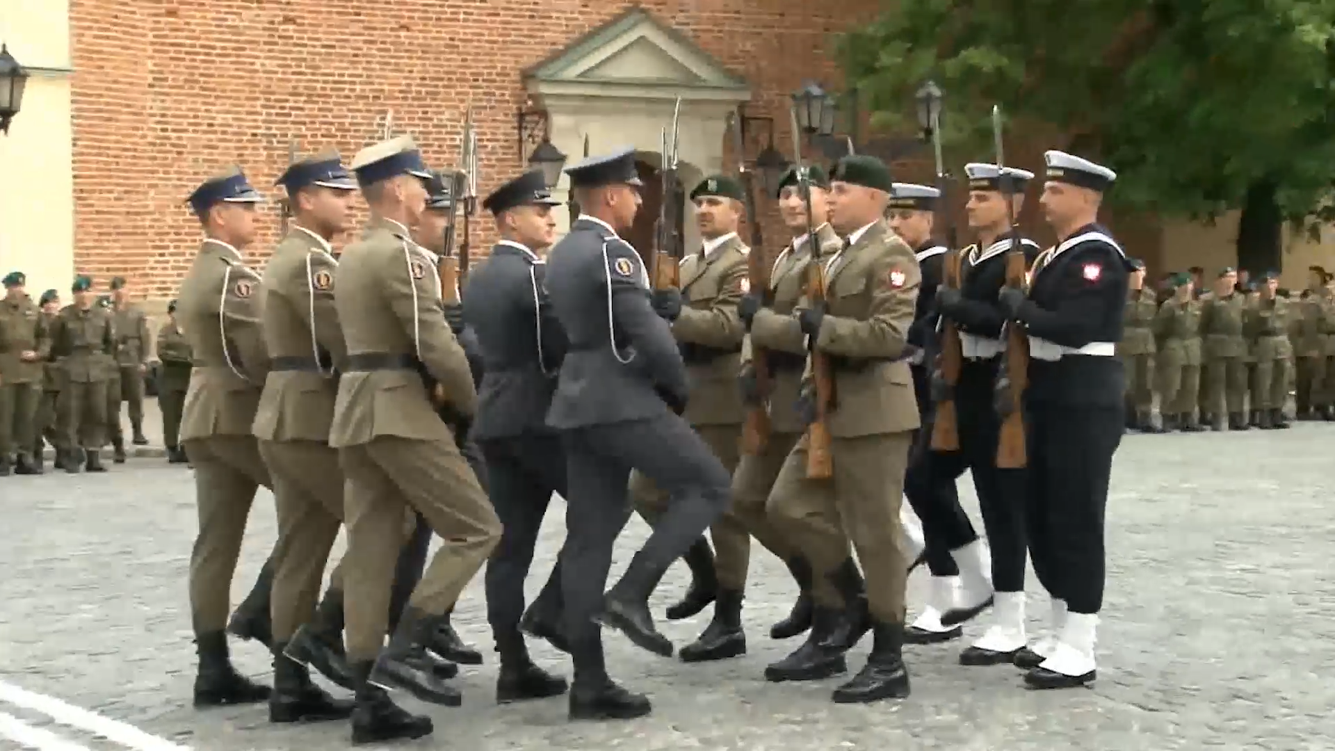 波兰的三军仪仗队,进行枪操表演,完美卡点背景音乐!