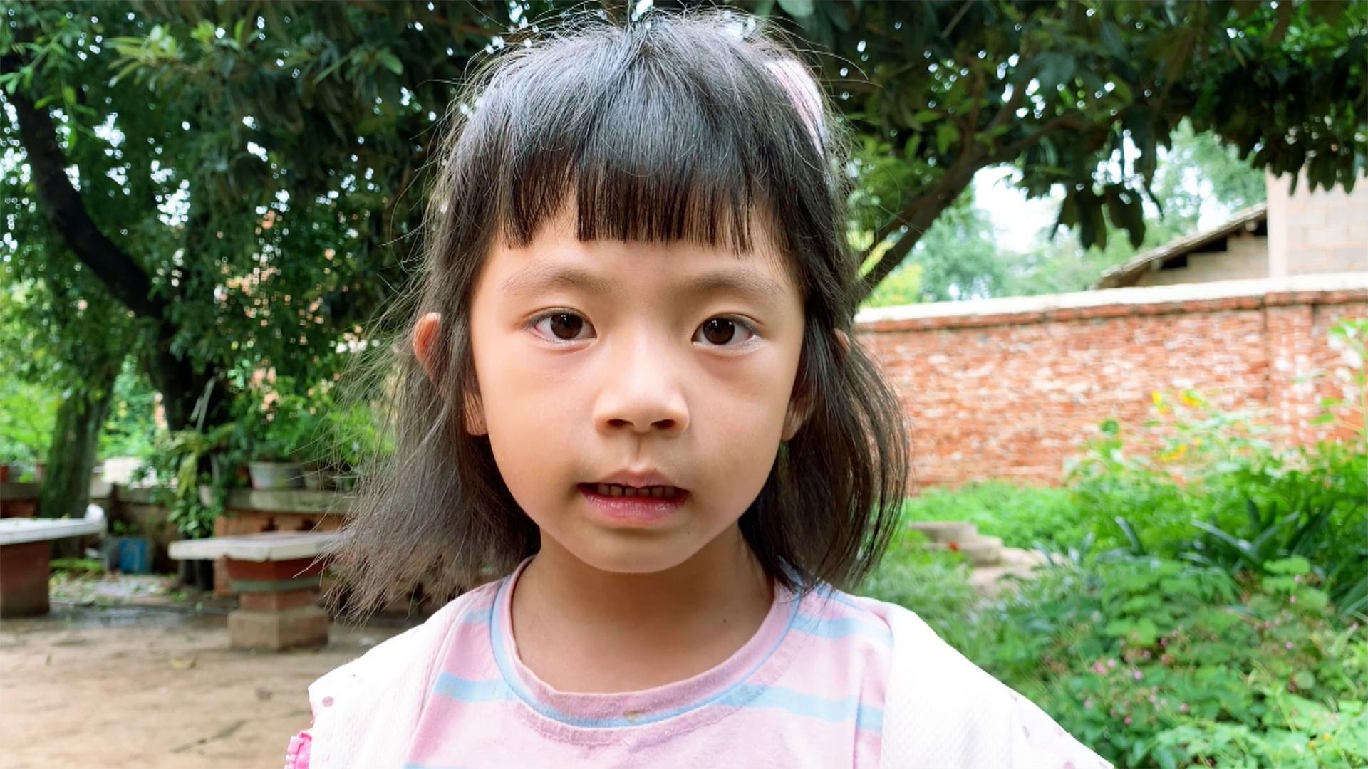 农村5岁小女孩,最后一刻被感动了,懂事的让人心疼!