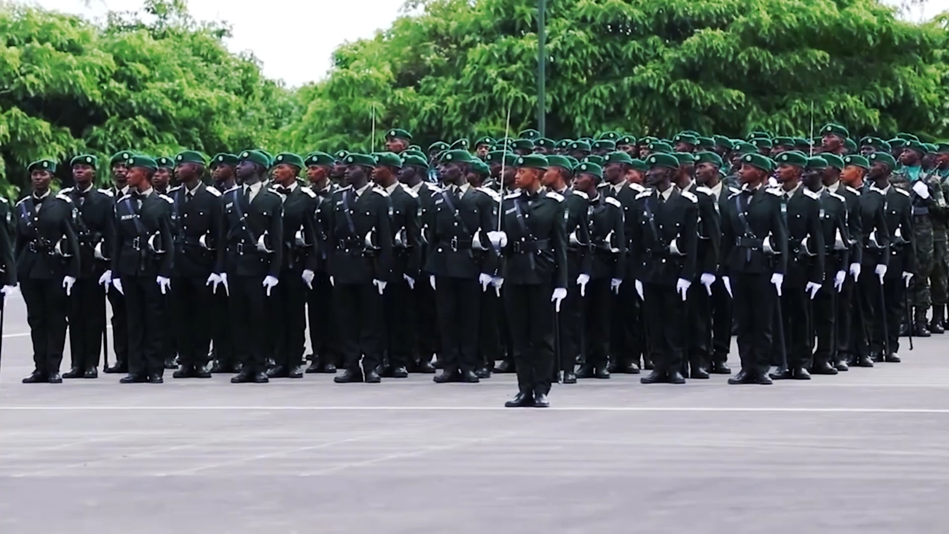 非洲卢旺达士兵,中式口令中式正步检阅,颇具解放军风范!