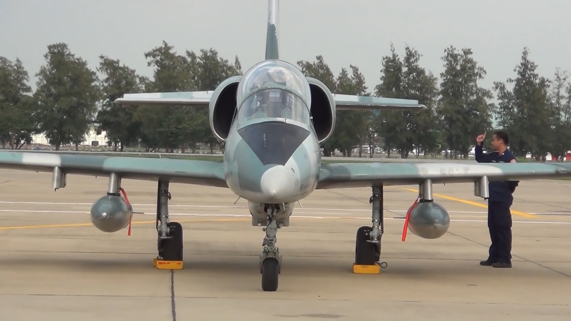 华约教练机之王,捷克l-39教练机,从机场滑行起飞!