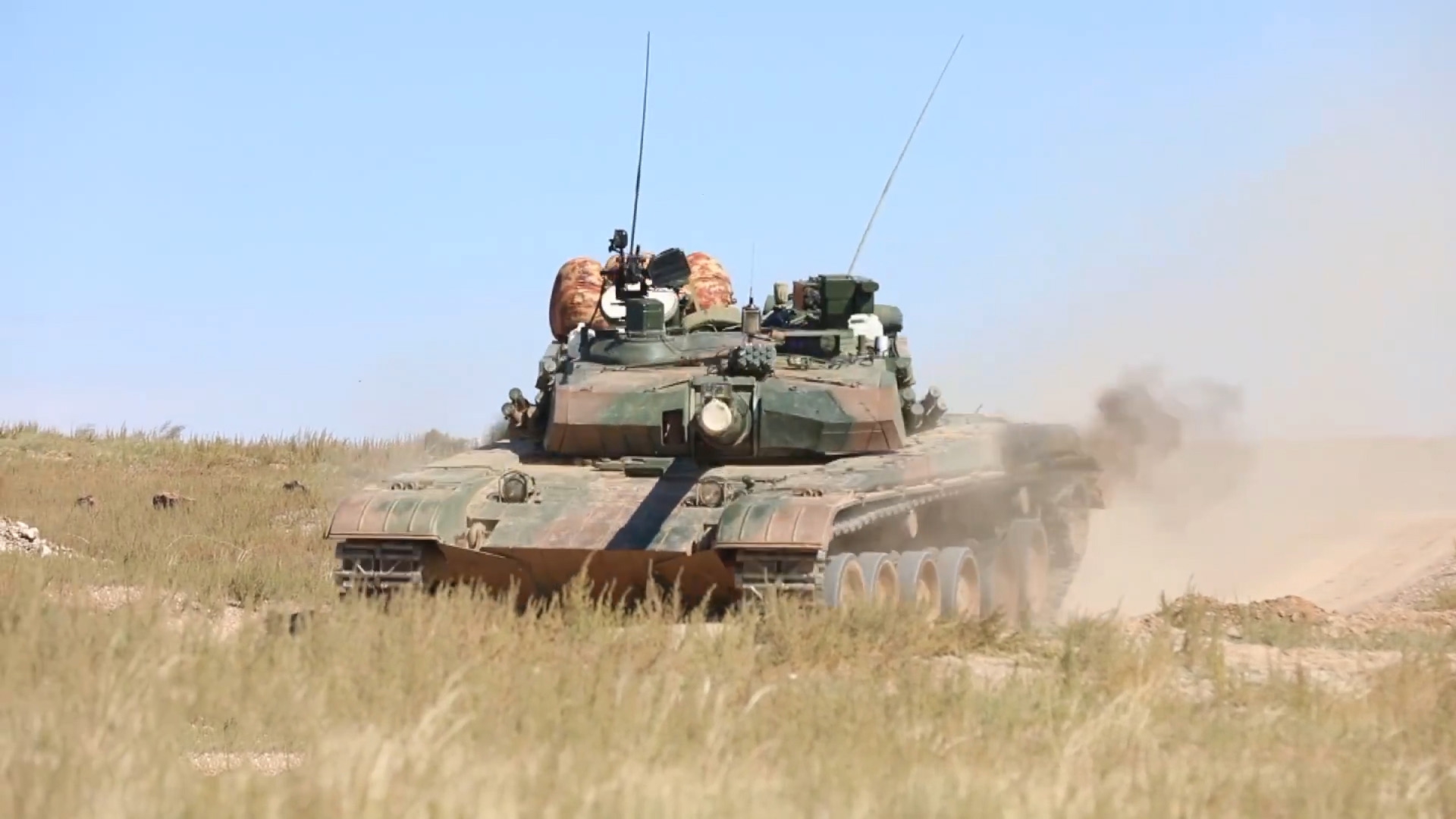 "跨越2021-朱日和a"演习进入最后阶段,指挥员全程观摩演习!