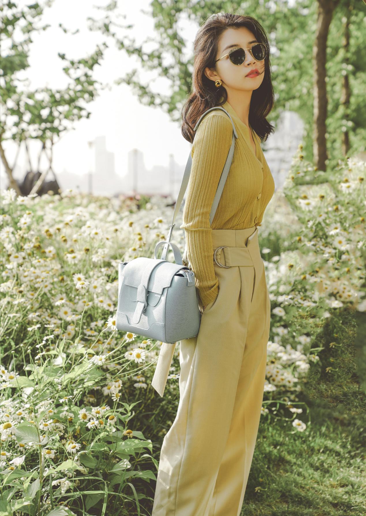 别总穿小黑裤!时尚博主三木这几种裤装超好看,时髦百搭更亮眼