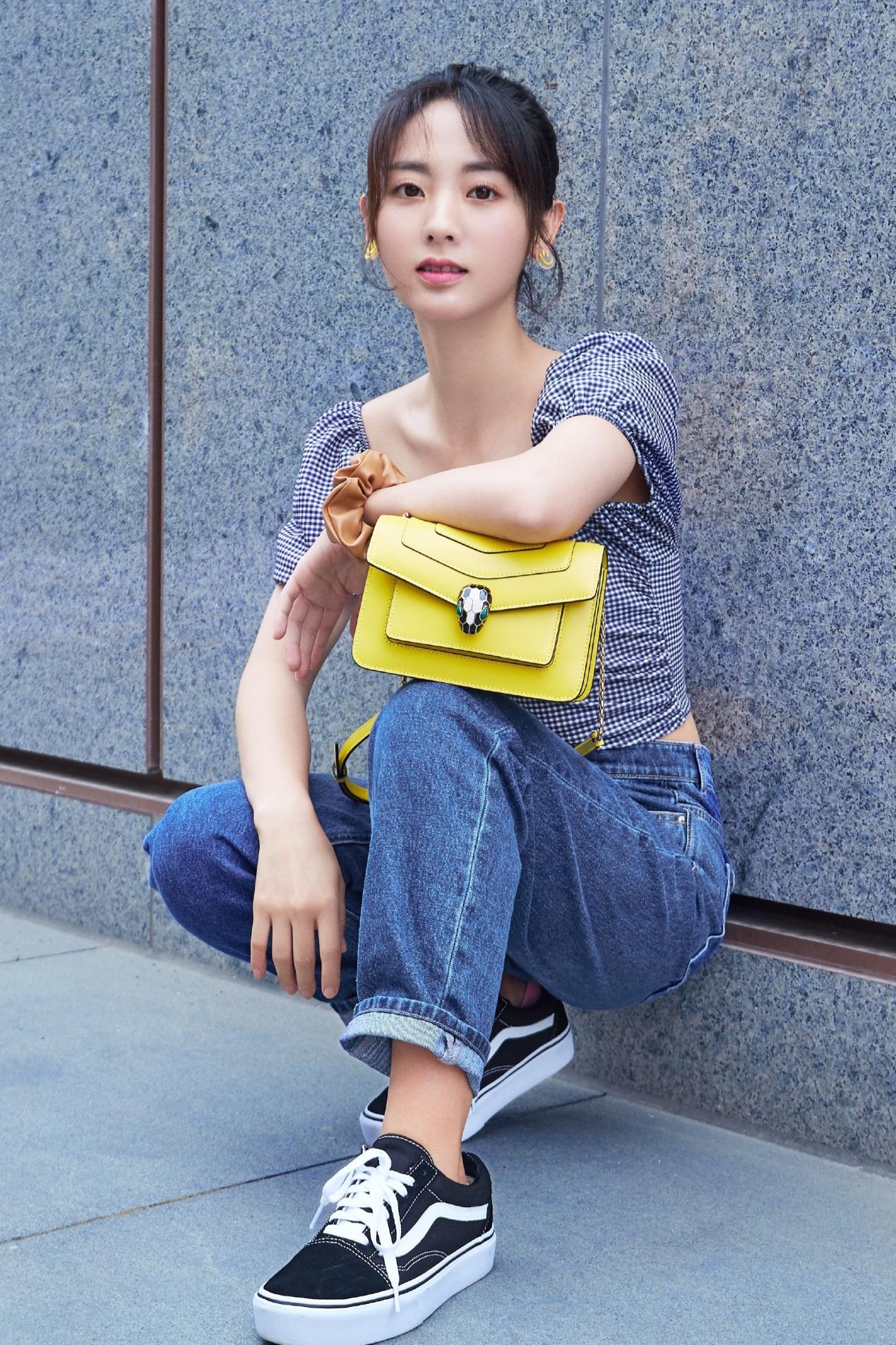 邢菲不仅擅长表演穿搭更是少女感满满不愧是校园剧代言人