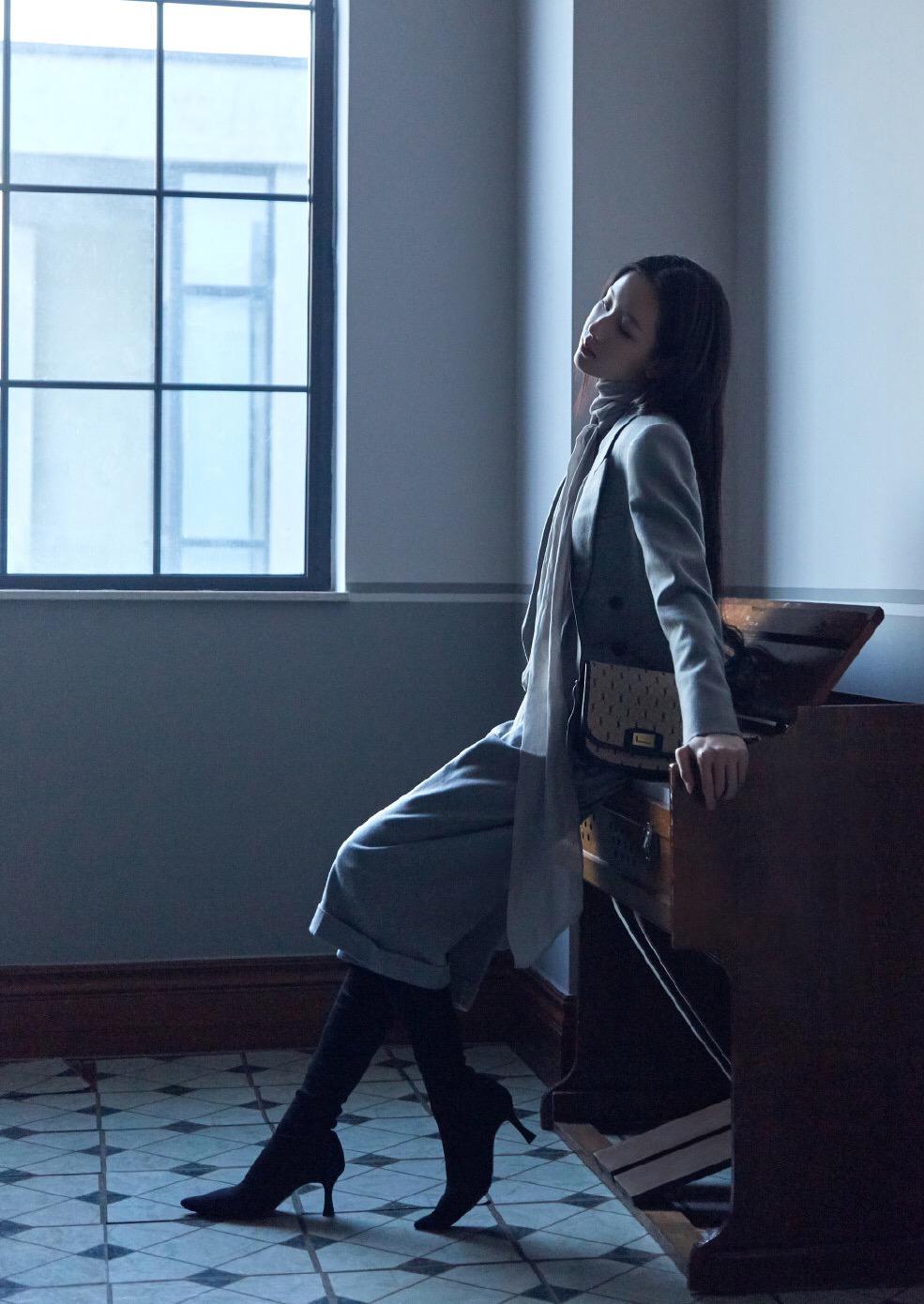 陈都灵一改少女风黑长直配灰色西装个性满满丝绒靴长靴真高级