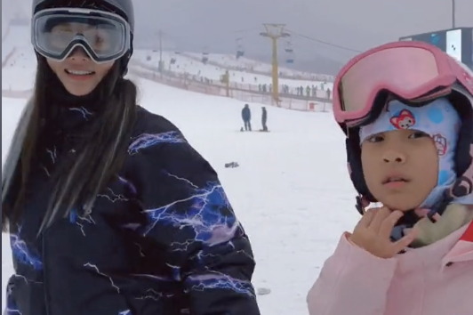 李小璐晒女儿滑雪视频，为她请私人教练，9岁甜馨身高超妈妈肩膀