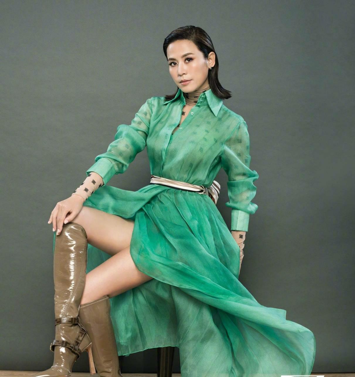 tvb女神宣萱颜值抗打紫色西装配补丁牛仔裤显年轻哪像51岁