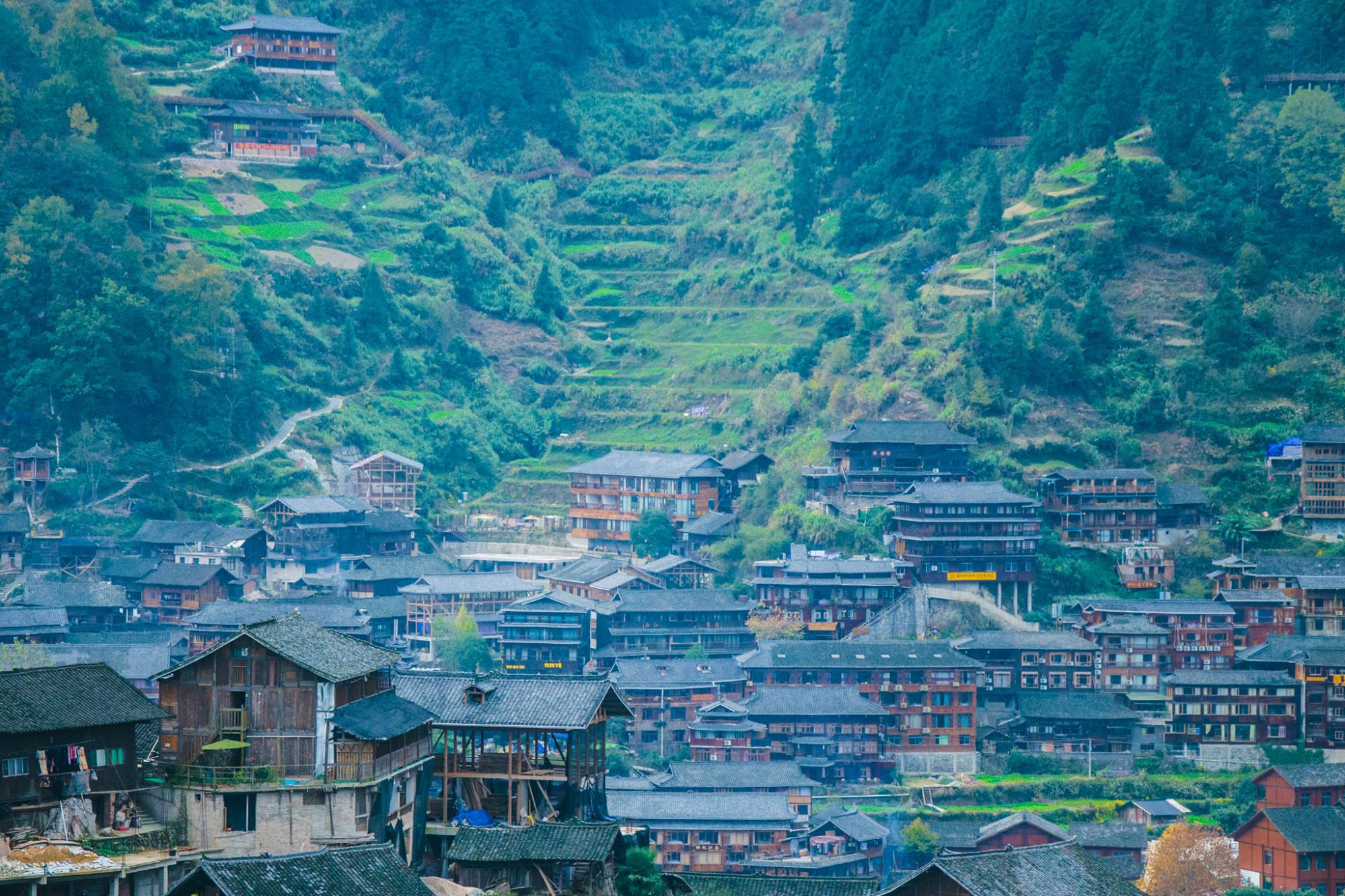 世界上最大的苗族聚居村寨:西江千户苗寨,有着中国苗都的美誉|黔东南_新浪新闻