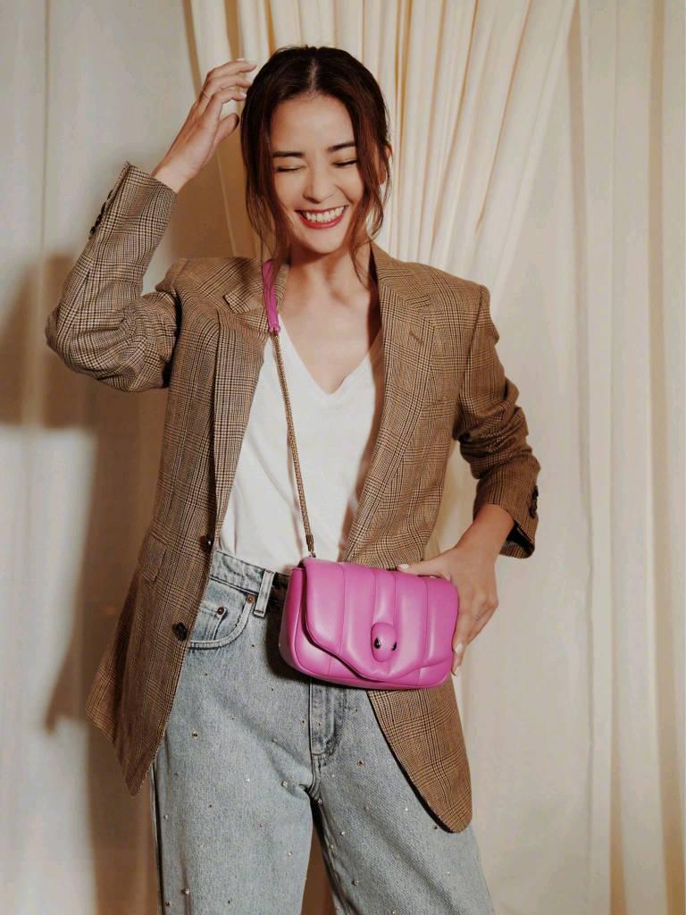 蔡卓妍紫色小开衫配短裤,甜美娇羞似少女,不愧是"人气天后"|蔡卓妍