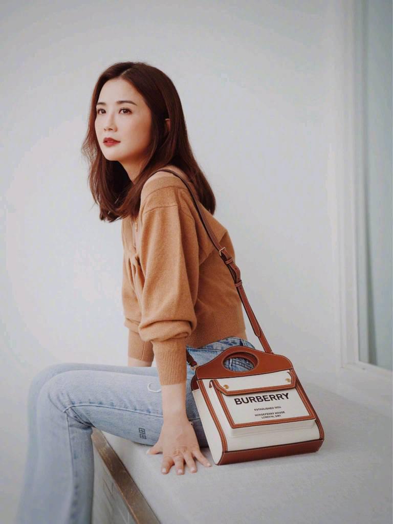 蔡卓妍紫色小开衫配短裤,甜美娇羞似少女,不愧是"人气天后"|蔡卓妍