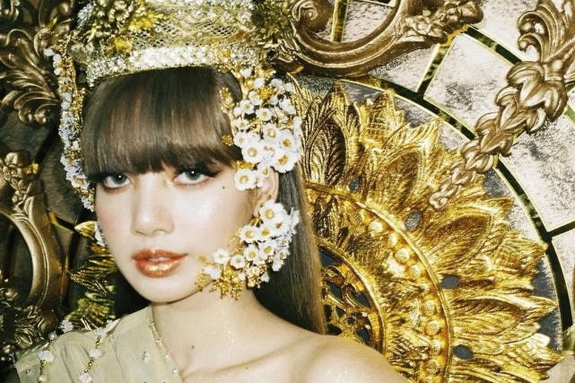 Lisa正式回归,泰国女王造型钢管舞齐上阵,曲风奇怪有些失望|单曲|钢管舞|曲风_新浪新闻