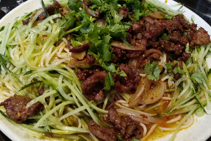 新疆风味小吃黄面烤肉,香味四溢,口味独特,值得品尝|黄瓜|面条|黄瓜丝|维吾尔语|酱料_新浪新闻