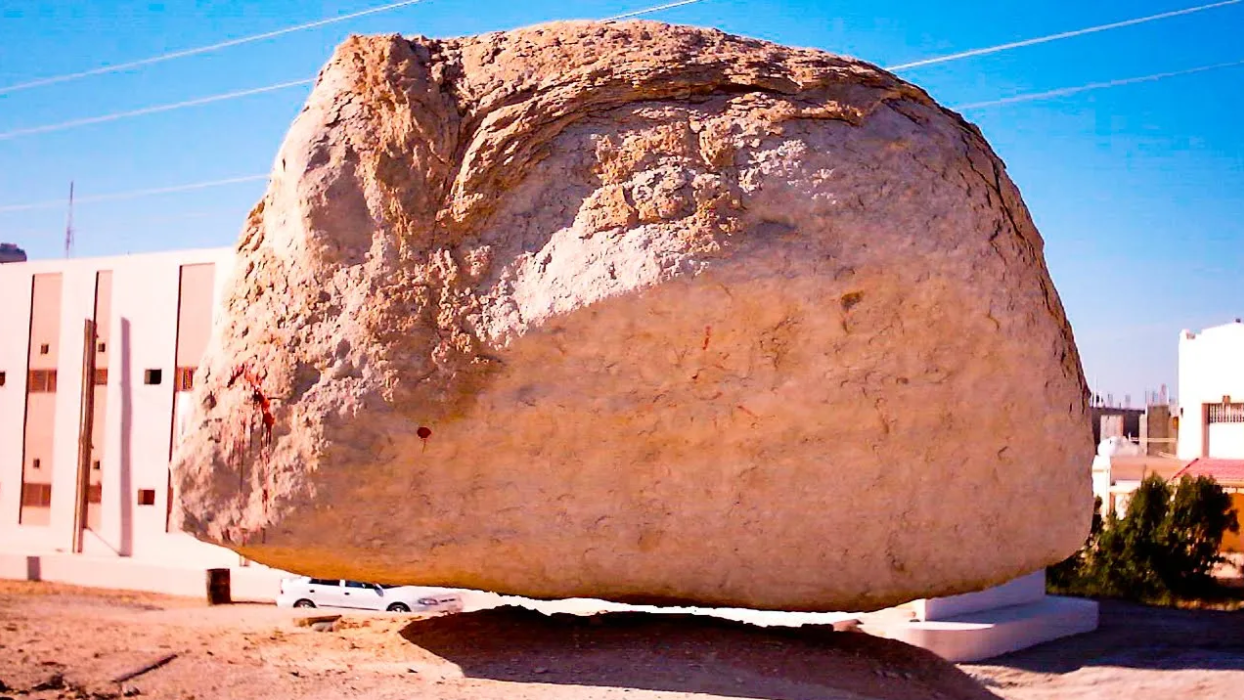 印度有一块"悬空石",当地人视为神明恩赐,却被小孩看穿玄机!