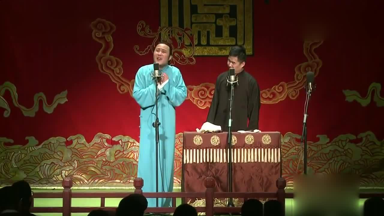 闫云达现场找锣锤观众直接递个有水的瓶子可把搭档给吓坏了