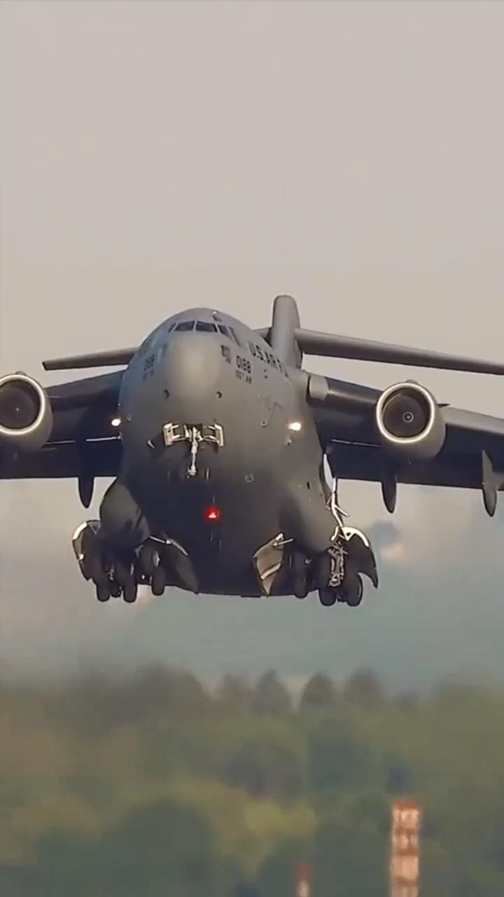 环球霸王c17运输机,起降轮舱门收的天衣无缝_手机新浪网