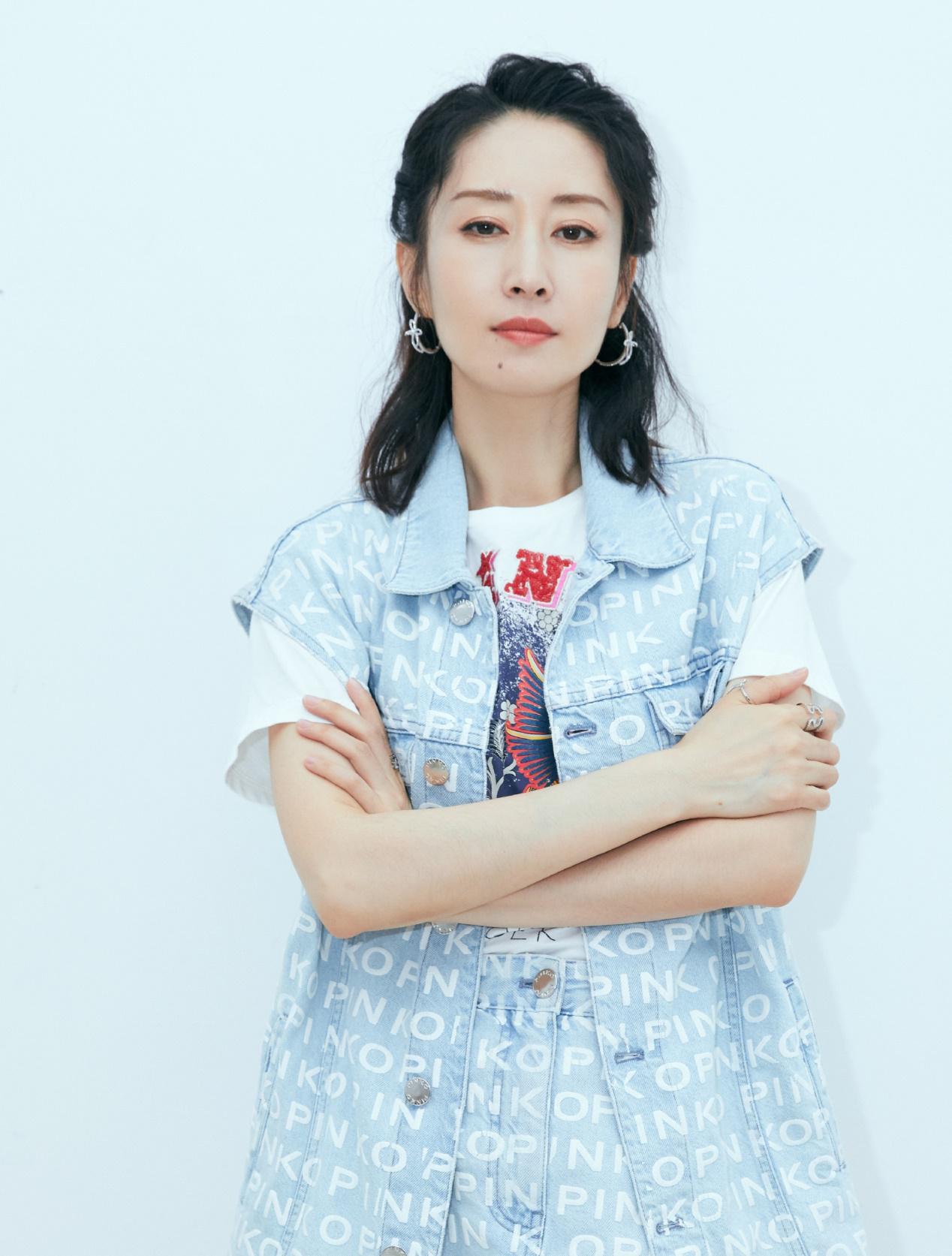 刘敏涛放得开，穿黑色V领紧身短裙大跳热舞，44岁依旧活力满满|刘敏涛|V领|烟熏妆_新浪新闻