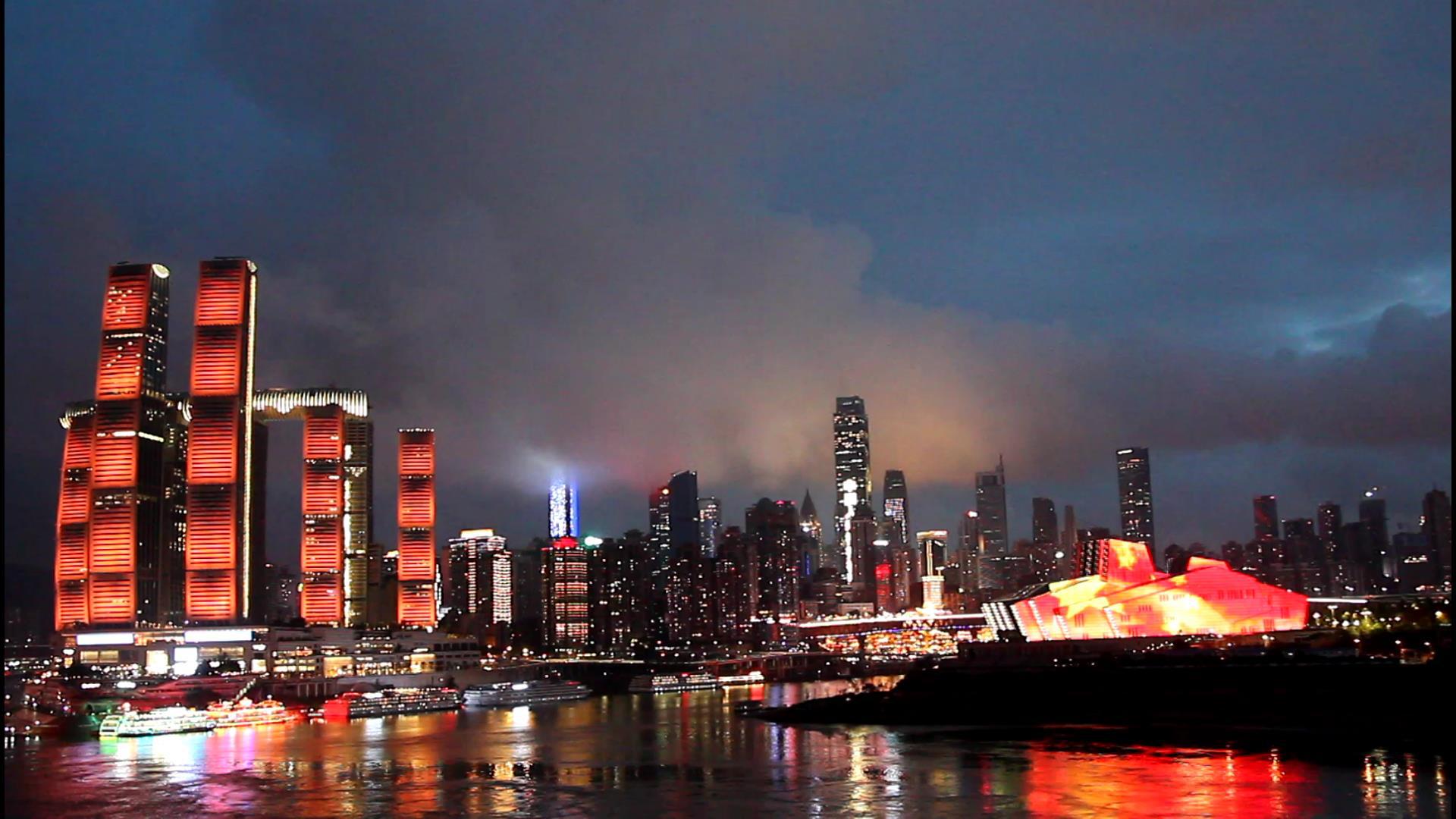 重庆两江四岸上演炫酷灯光秀 迎接第46届世界技能大赛倒计时活动