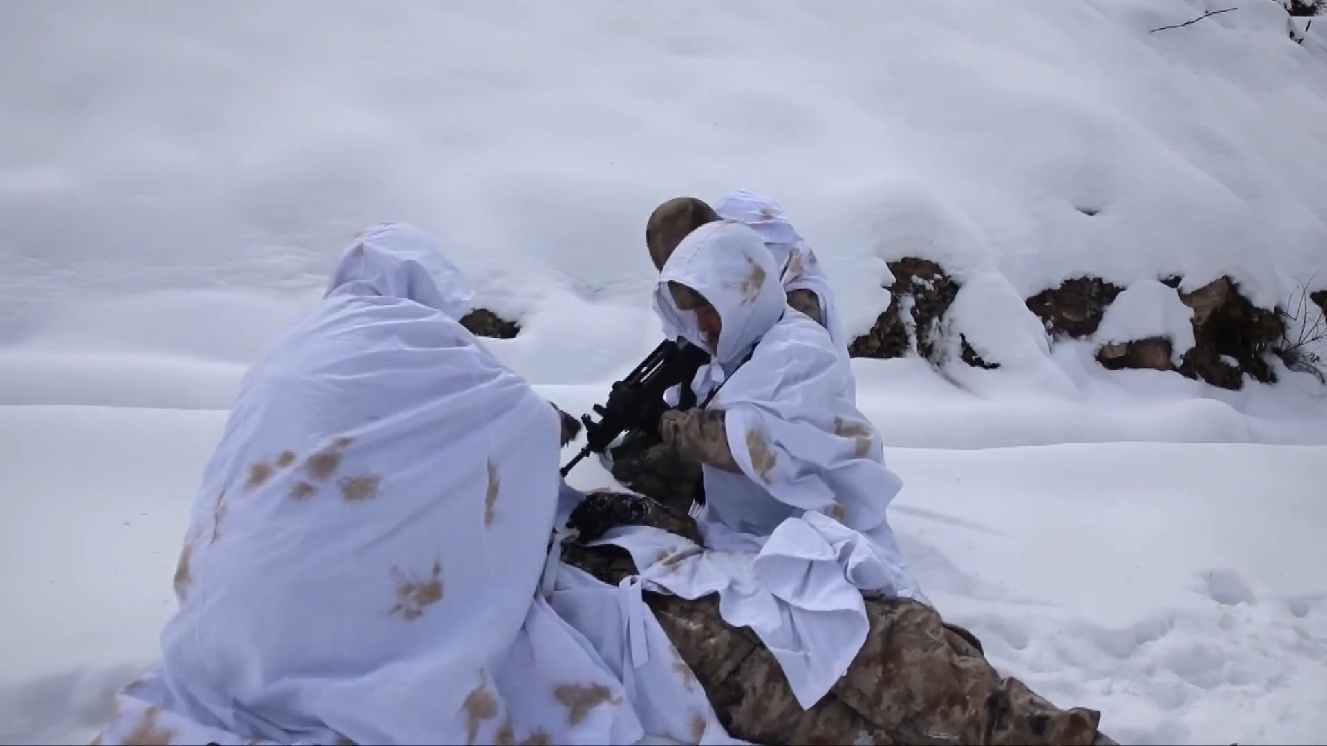 寒冬时节,西藏边防战士初次巡逻缺氧晕倒!