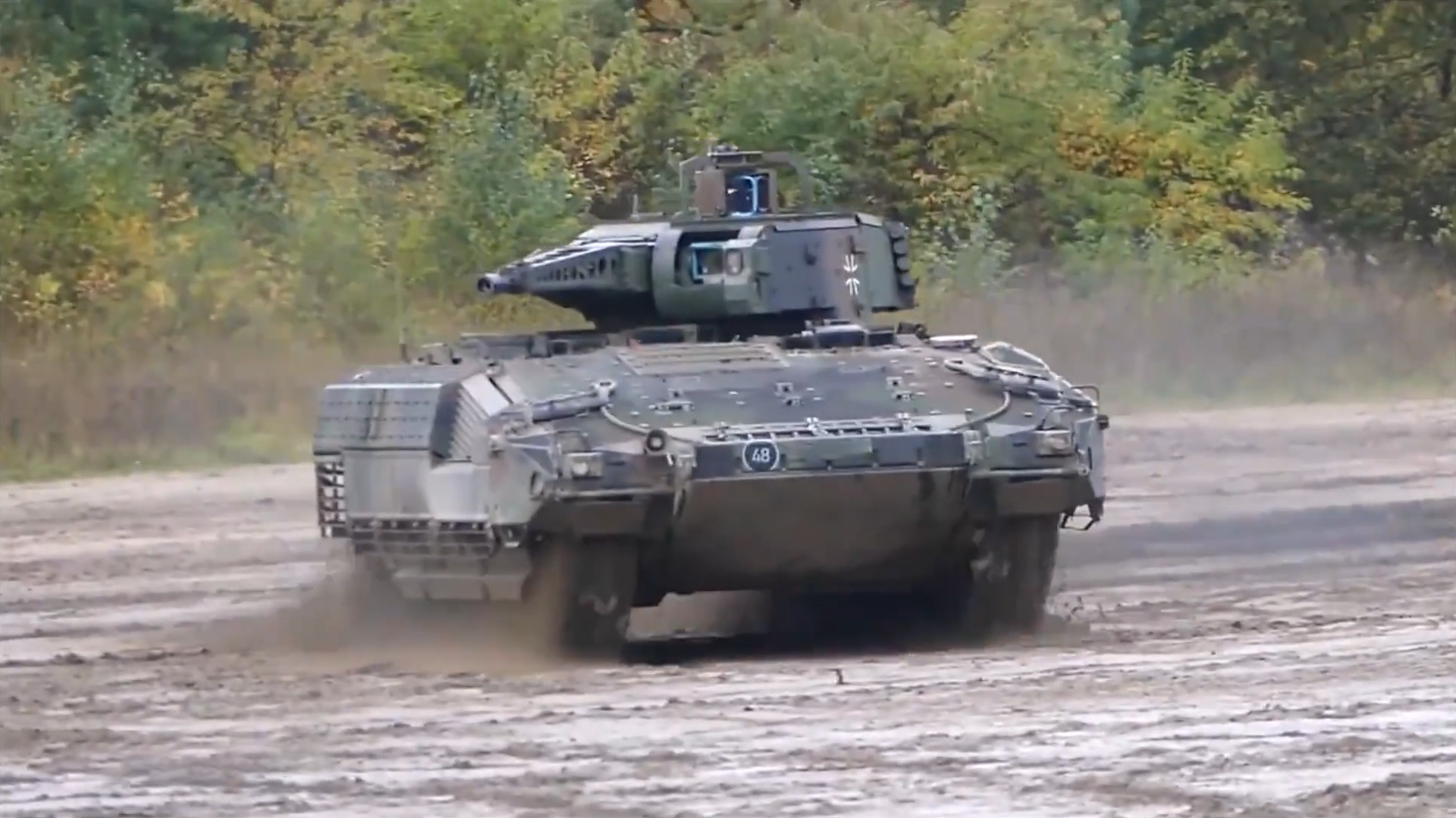 德国美洲狮步兵战车,机动和射击的镜头!