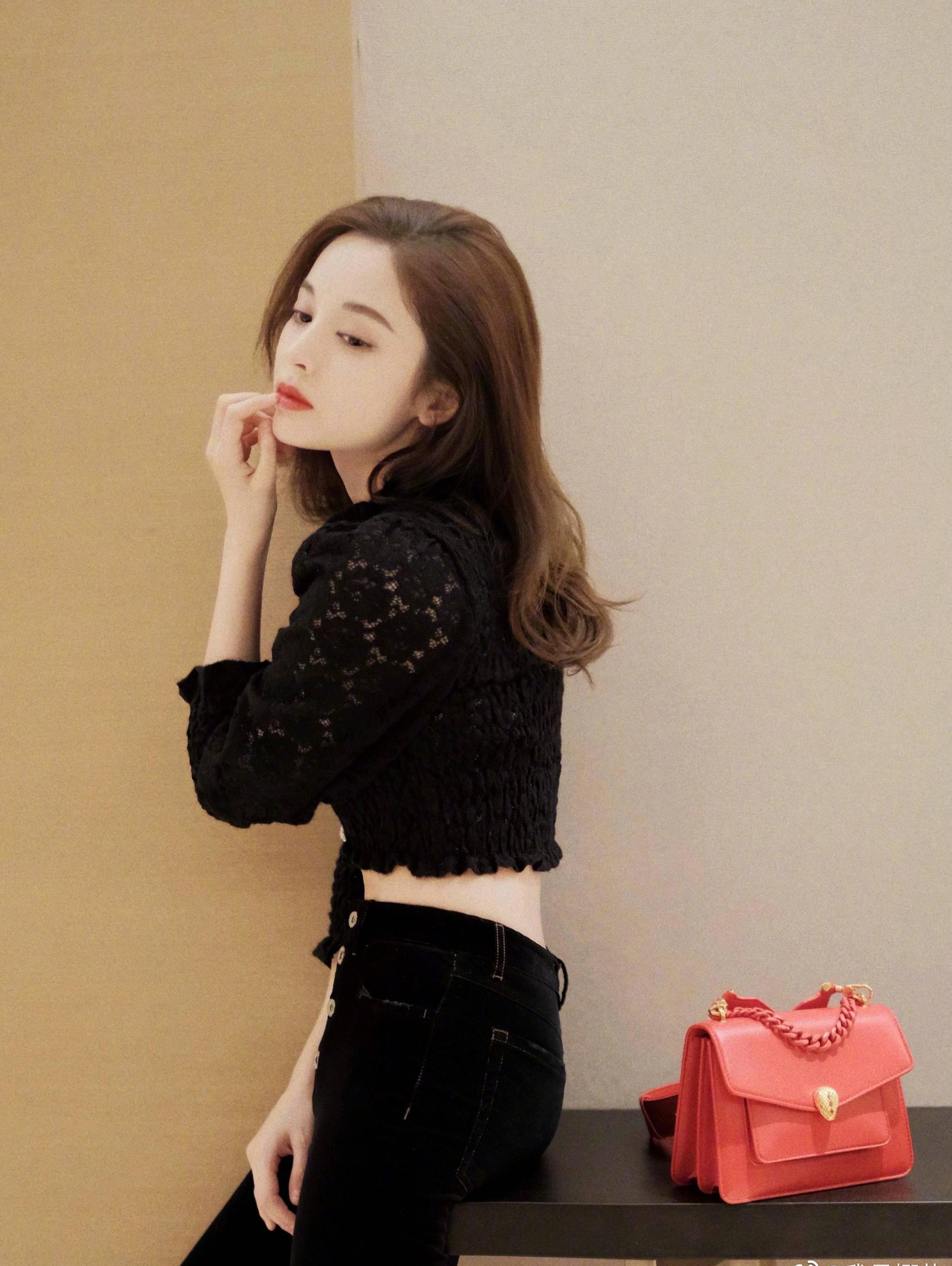 娜扎浅夏穿搭来袭白色镂空连衣裙加烈焰口红性感又不失纯情