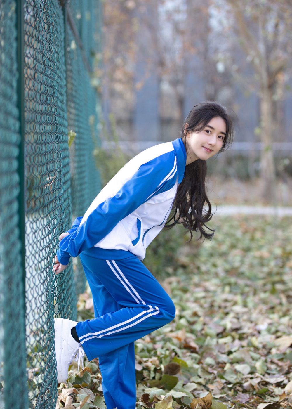 演员李凯馨元气校服写真曝光 清纯可爱演绎少女活力