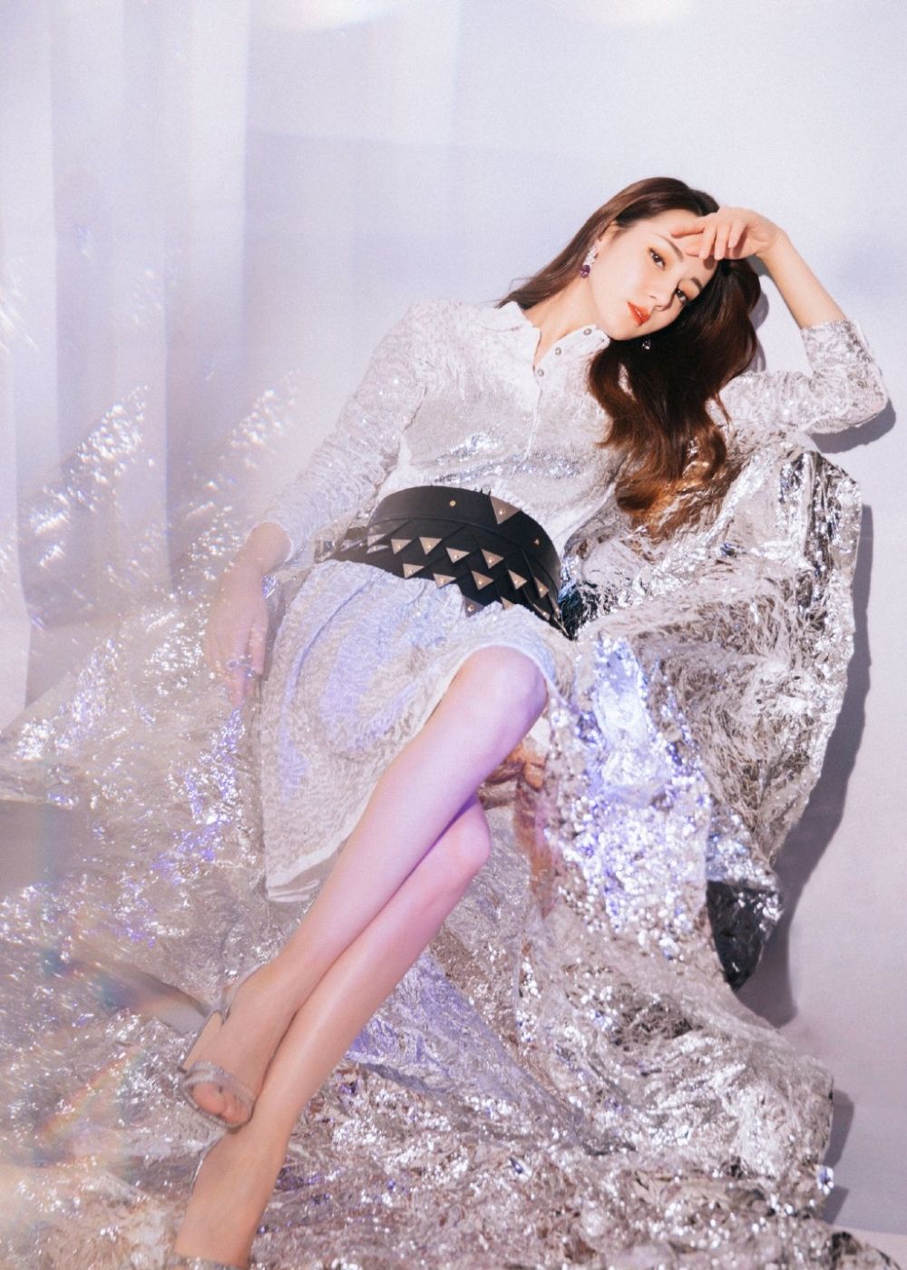 迪丽热巴时尚写真美图:白色亮片长裙,优雅知性,穿搭闪亮迷人