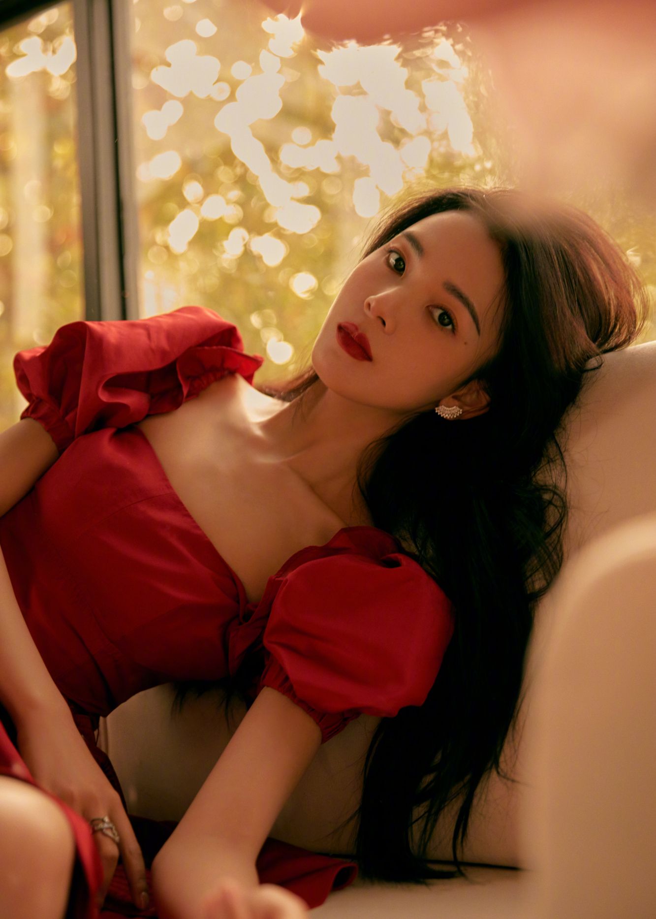 陈瑶穿搭分享,红唇红裙,温柔秀发,优雅复古风情,带着甜甜笑意_高清