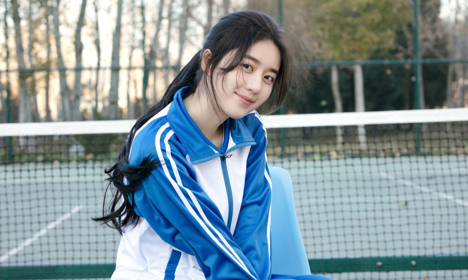 演员李凯馨元气校服写真曝光 清纯可爱演绎少女活力