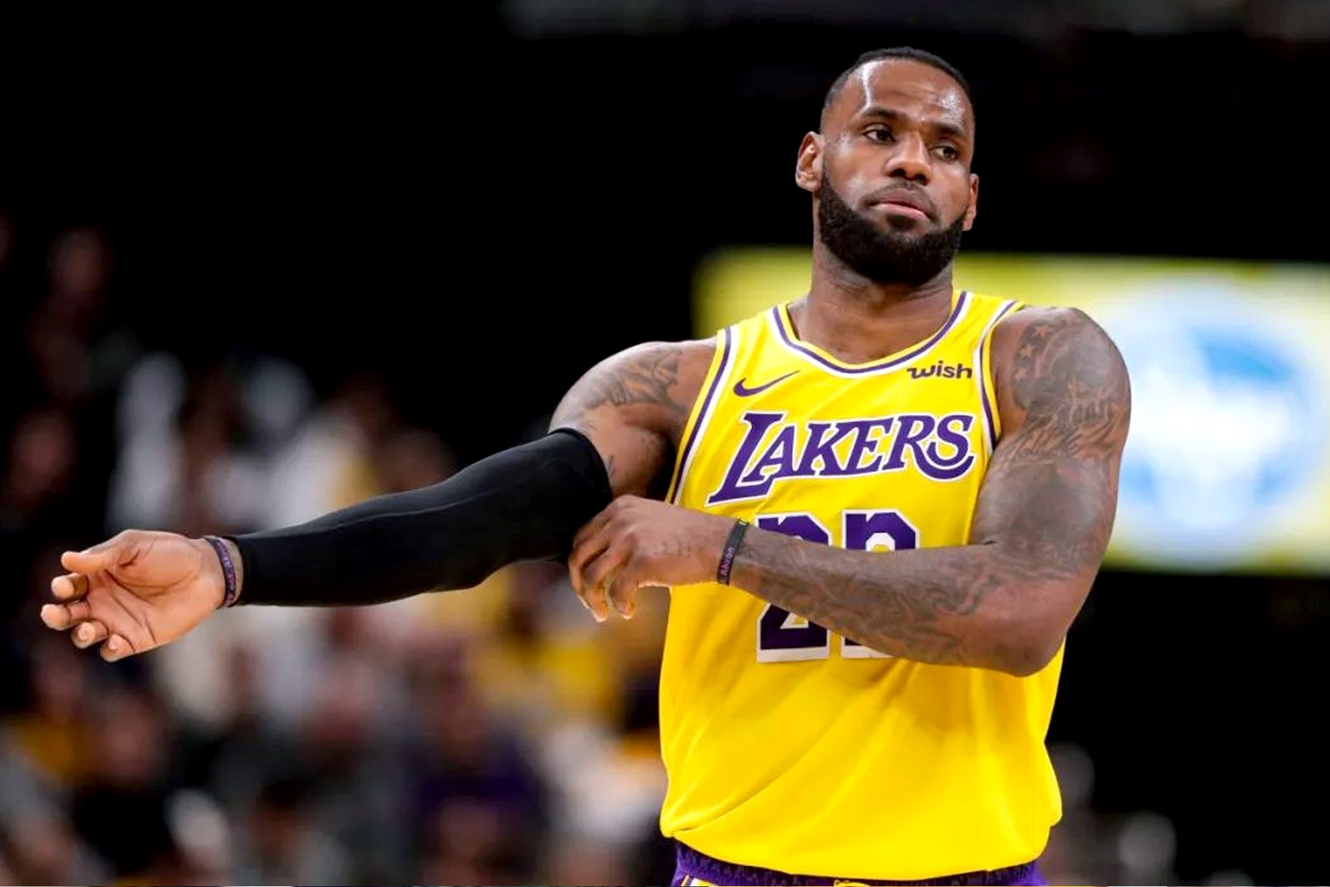 关键时刻,詹姆斯仍是湖人攻防两端的核心所在