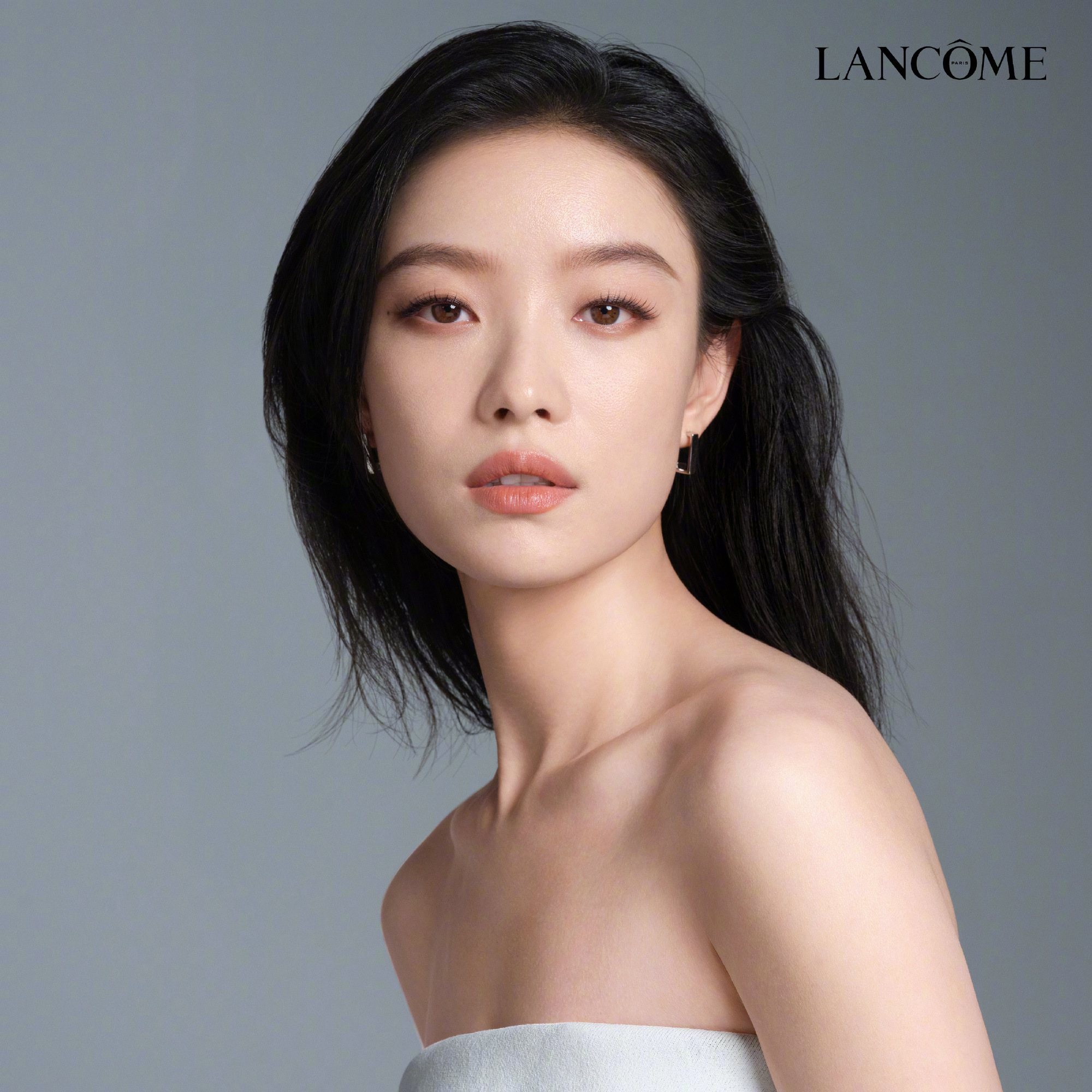 倪妮演绎三种不同风格的时尚造型，酷飒、优雅、清新造型