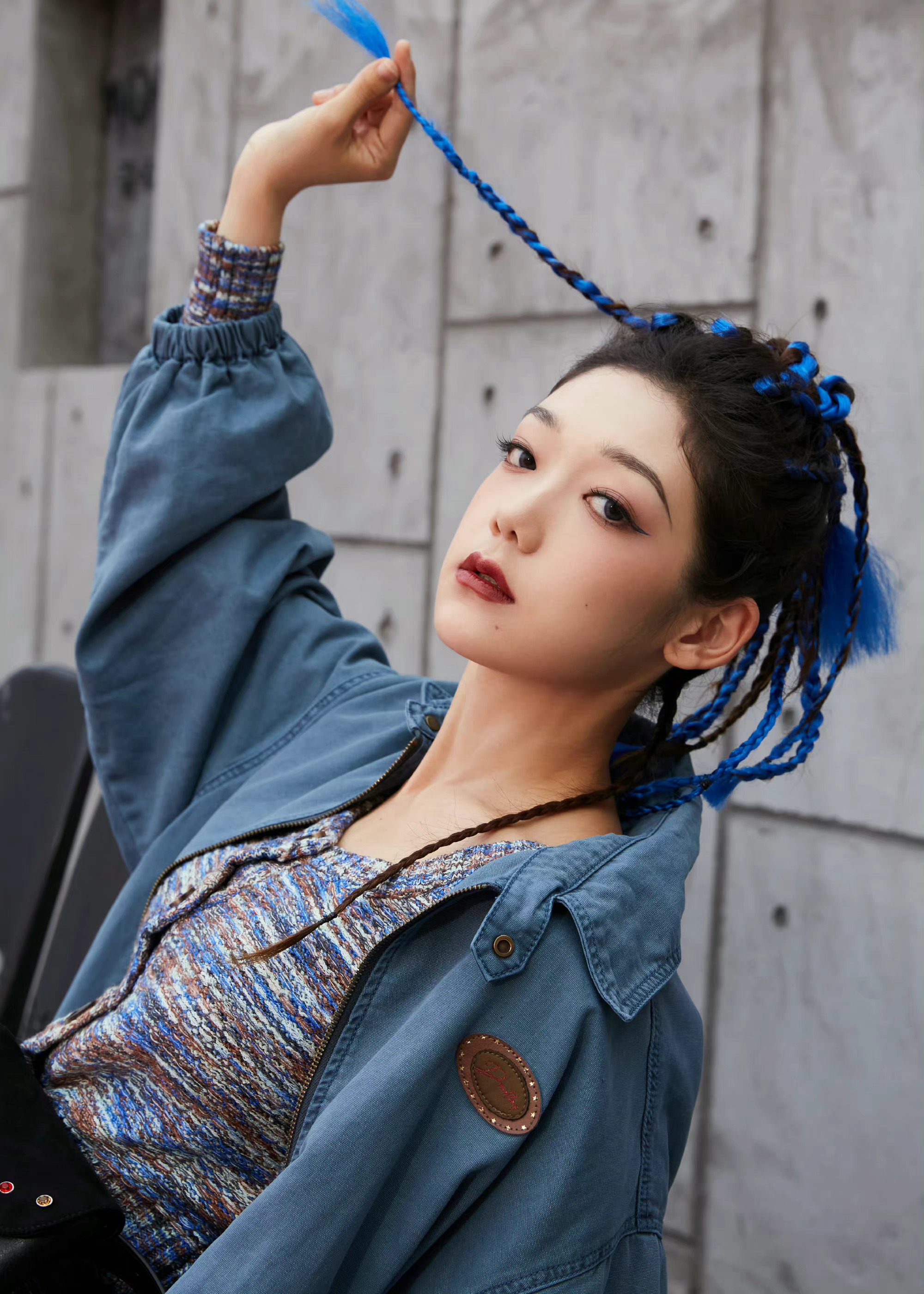 希林娜依高首次走秀大胆前卫的造型张扬时尚的个性