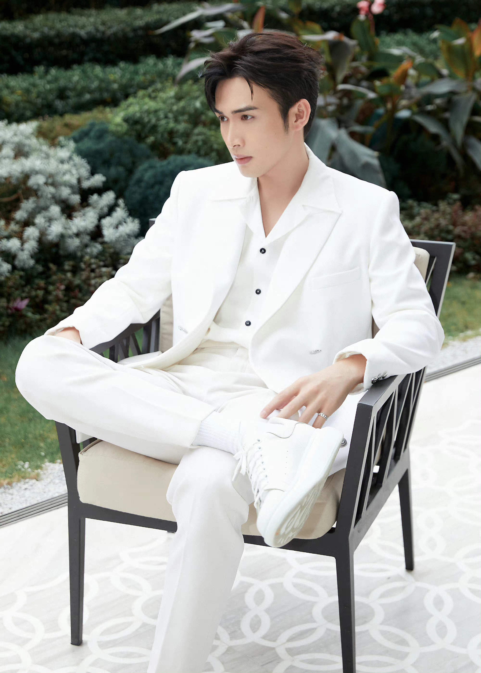 张彬彬白色西服造型优雅贵气仪态满分难以忘怀的白月光