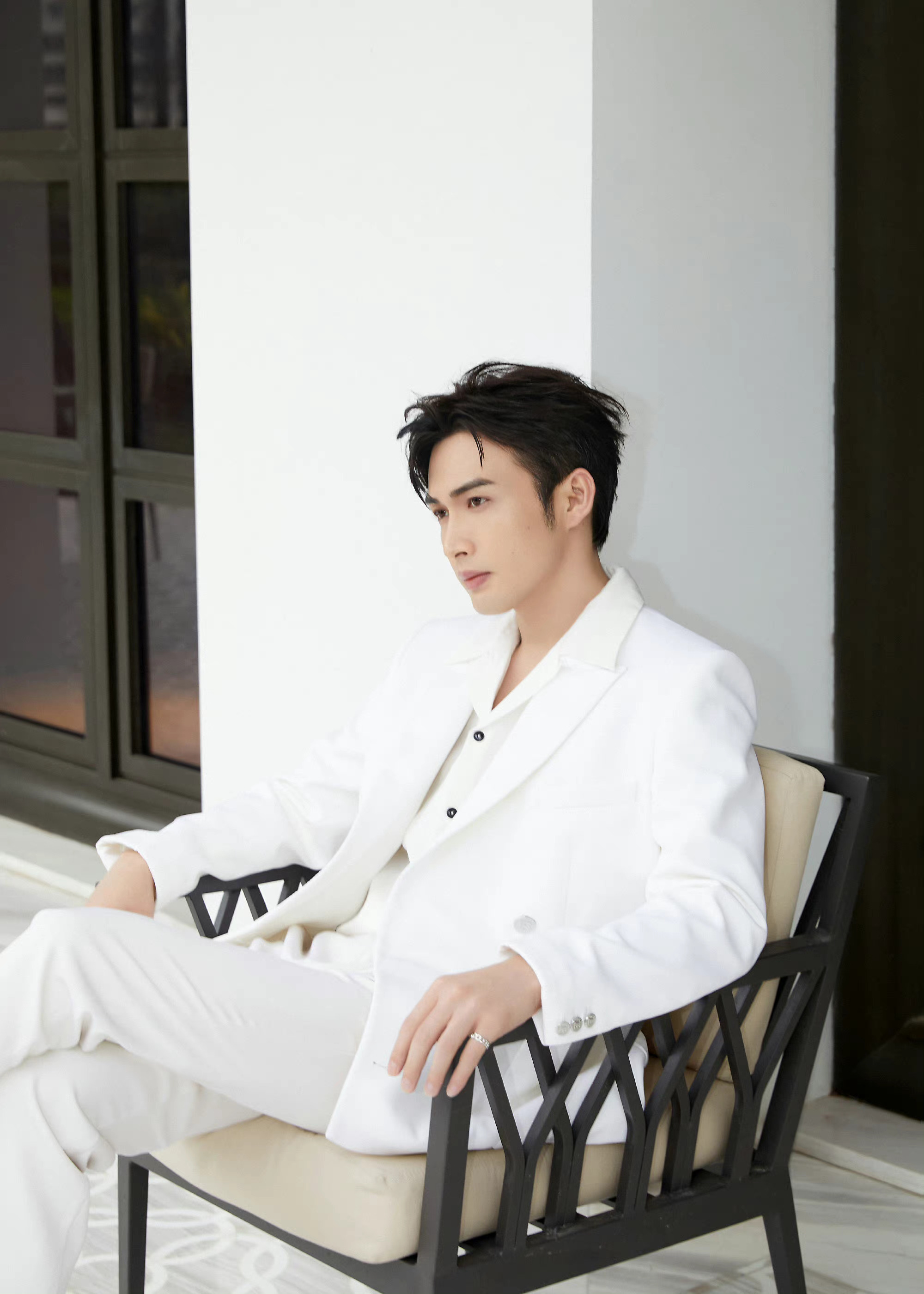 张彬彬白色西服造型优雅贵气仪态满分难以忘怀的白月光