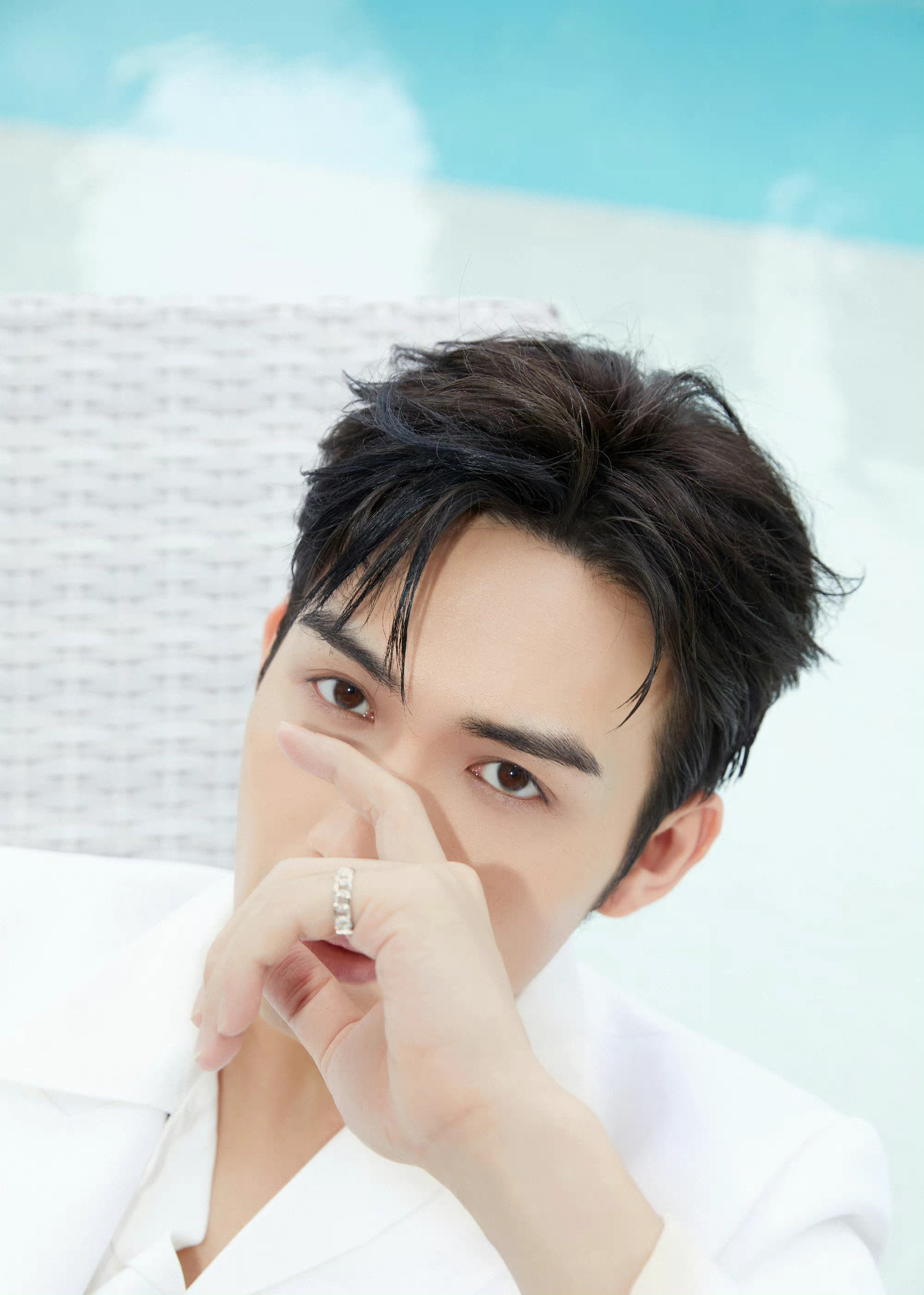 张彬彬白色西服造型!