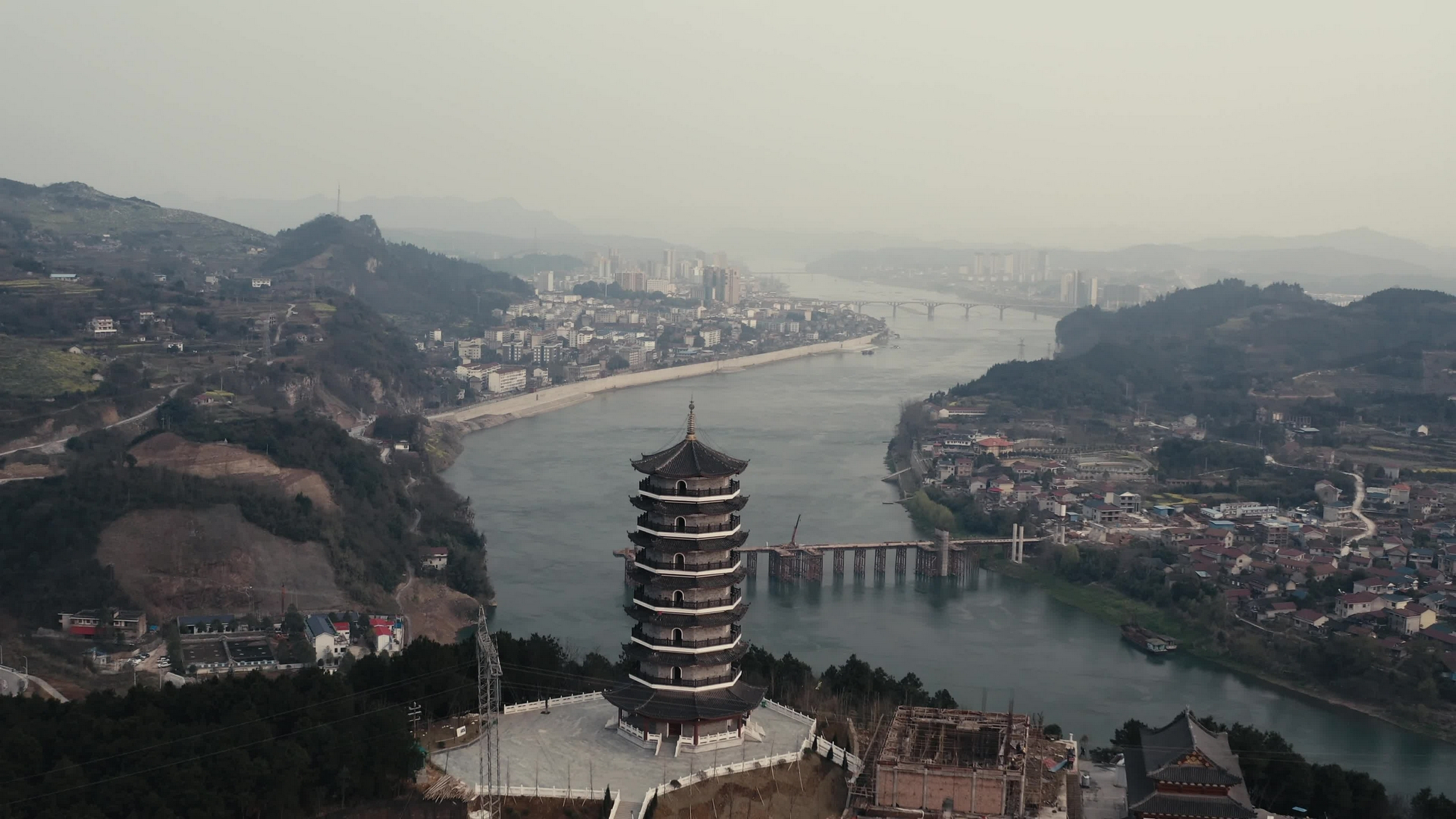 真想把锦岩塔前面那高压线给拔掉